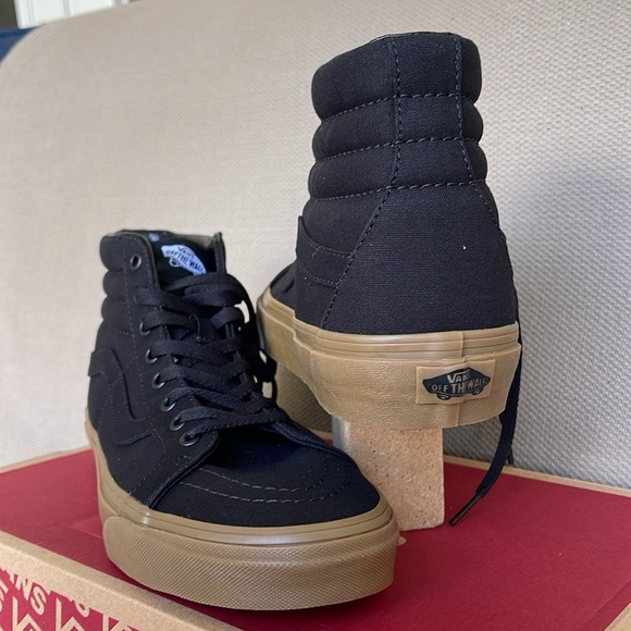 Vans Men’s Sk8-Hi Reissue (Canvas Gum) Black/Lghtgm
VN0A2XSBL0D
Sneakers - Picture 13 of 16